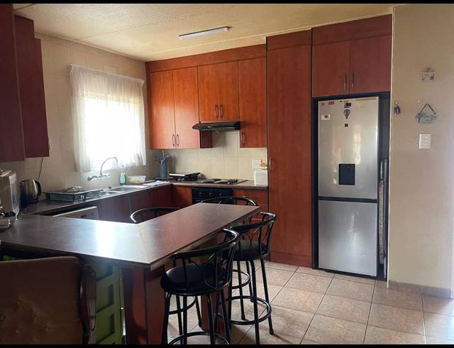 2 BEDROOM FLAT FOR SALE IN VANDERBIJLPARK SE 2